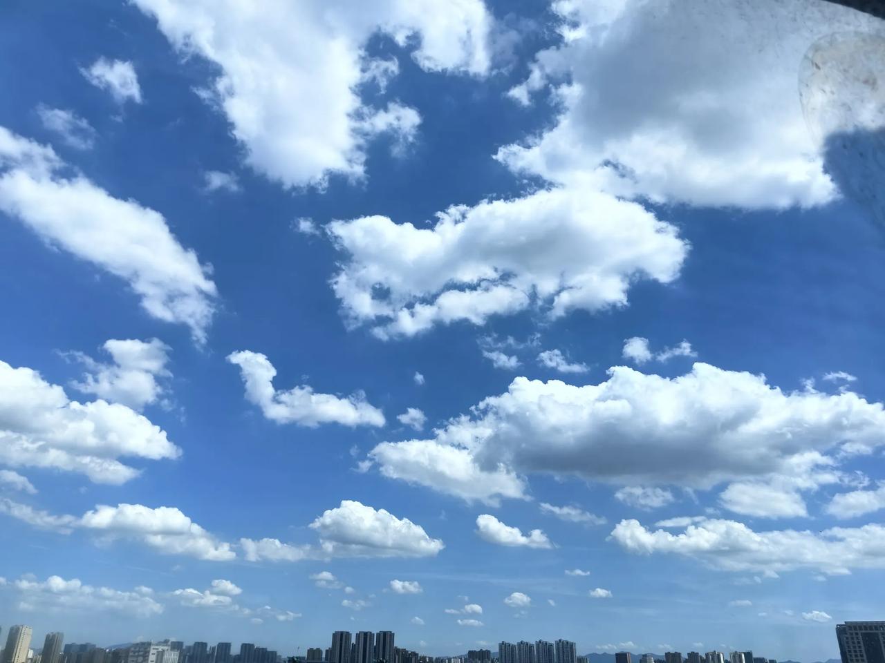 这天气，如果空调坏了，是不是可以“炼丹”了。
      这两天全国高温一片红，