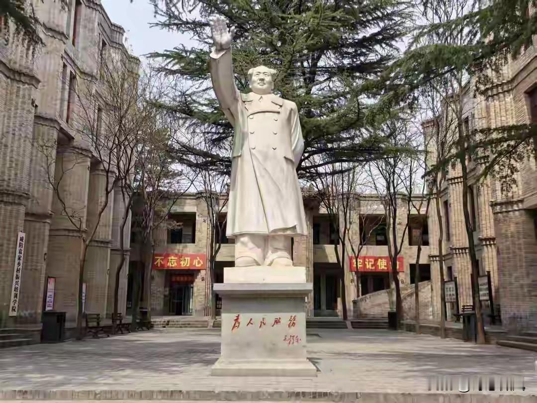 前三十年是解决了饿肚子而不是制造饿肚子，懂点道理怎么就这么难。
 
很多人总喜欢