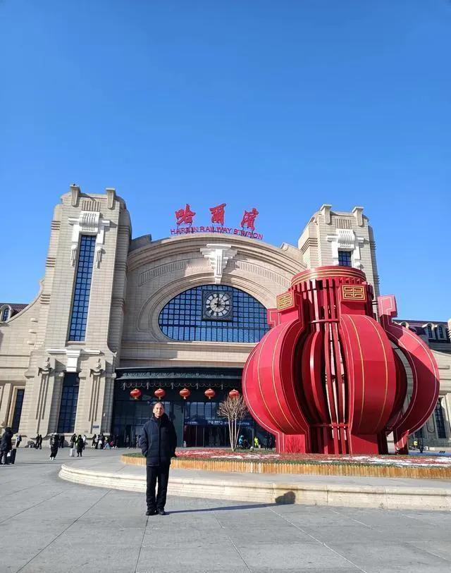 日结一天玩三天？
别光看着网上的段子乐呵，这背后可是2亿年轻人的真实突围战！
一