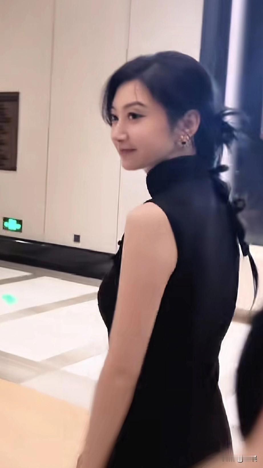 景甜身着黑色旗袍，她的发型精致，耳饰亮眼