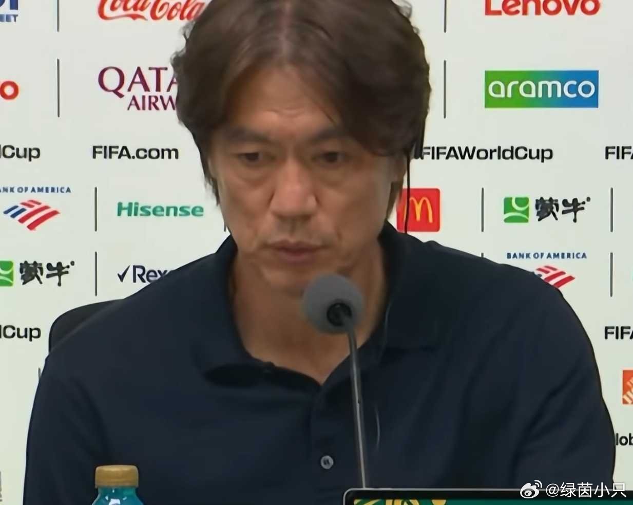 韩国记者阴阳质问主帅：赛前是否集体食物中毒 顶级阴阳提问引爆发布会，韩国记者质问