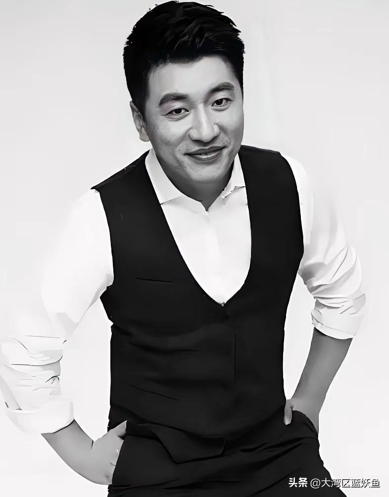 凌晨刷到张雪峰的消息，手机屏幕亮得刺眼。评论区吵翻了，有人扒他穿的汗衫颜色，有人