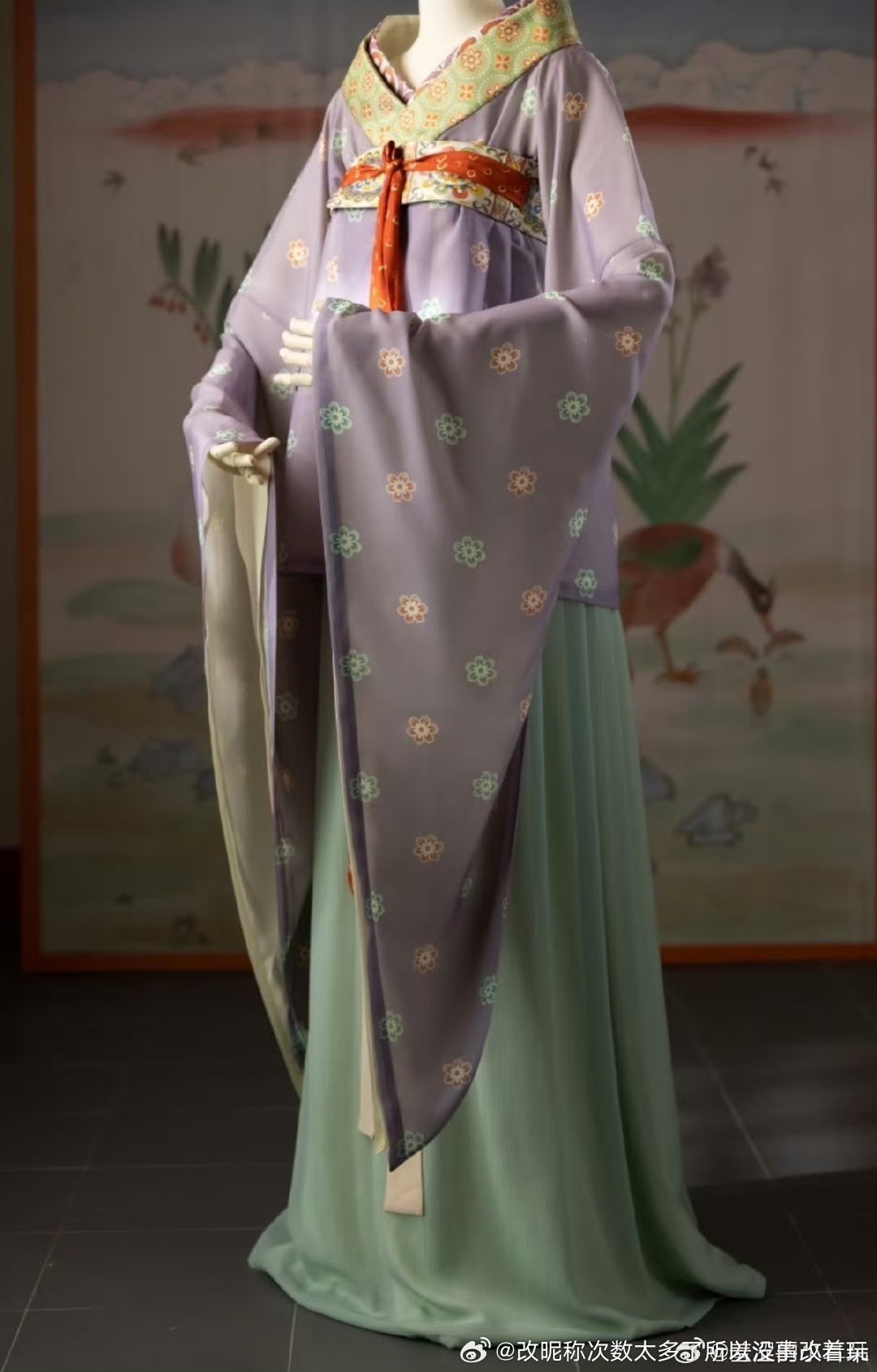 如果是江山大同的衣服我觉得是好看的 