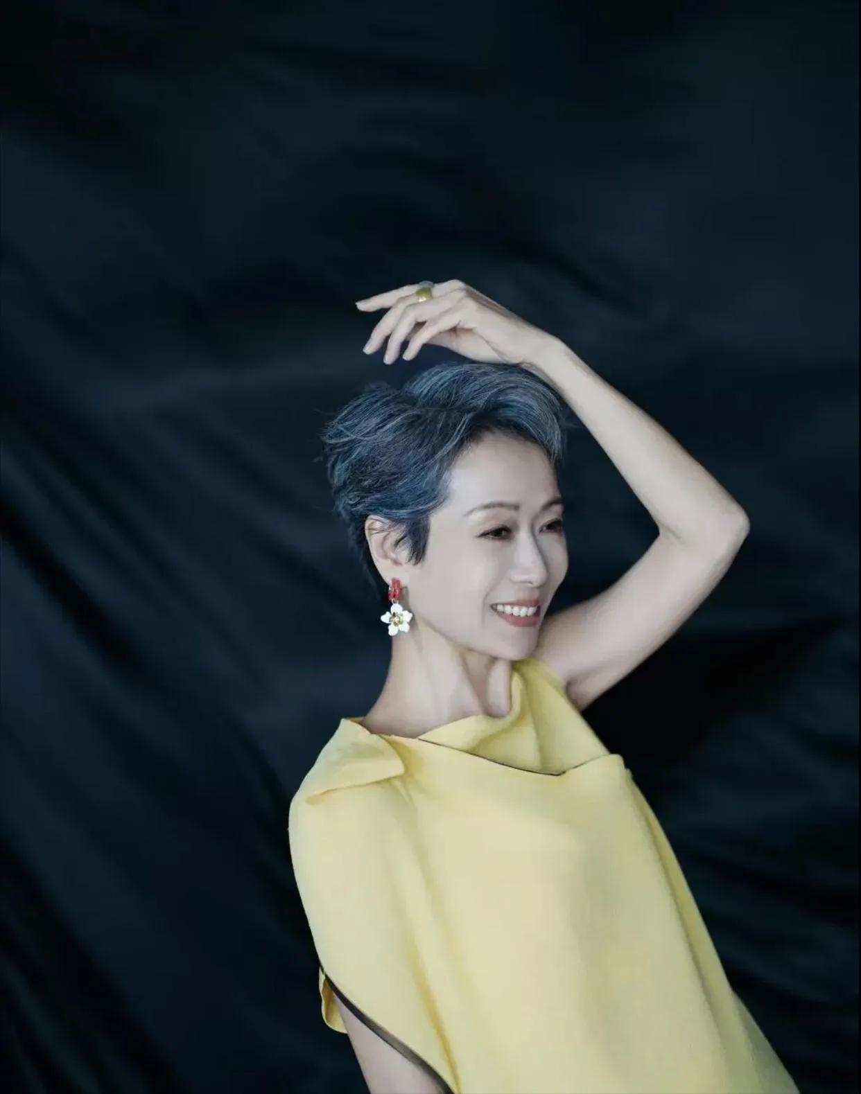 摄影师对叶童说：“你稍微打扮一下就很惊艳，也看不出61岁了！”

叶童笑着说：“
