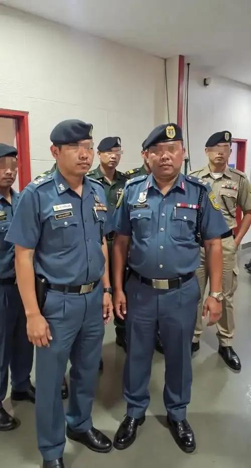 5月16日凌晨2时许，泰国沙缴府边境地区，几名身穿泰国警服、携带手枪及警用手铐人