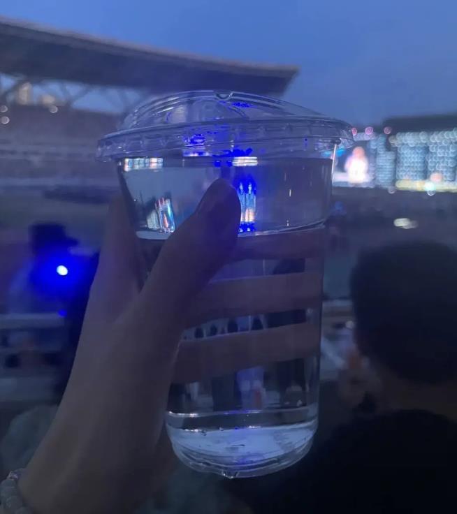 近日，在凤凰传奇在合肥举办的演唱会上，观众被告知不允许自带水，只能在现场购买。
