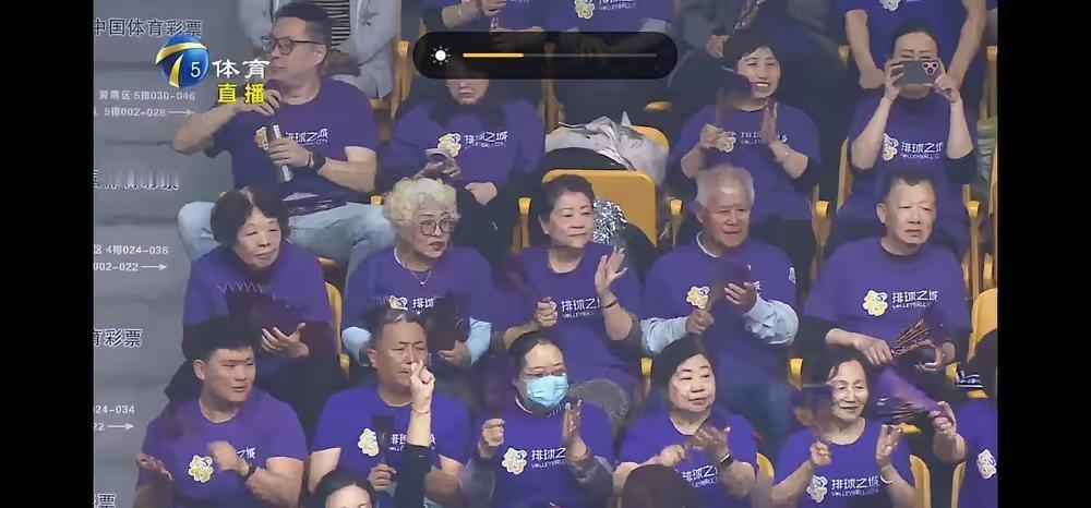 玩不起，天津球迷不承认上赛季冠军是江苏女排。
荒诞的理由，竟然是李盈莹、王艺竹和