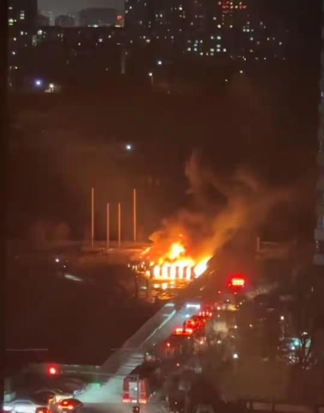 太原多人燃放烟花引燃上百个全新充电桩，应急局工作人员称无人员伤亡，警方：人已经被