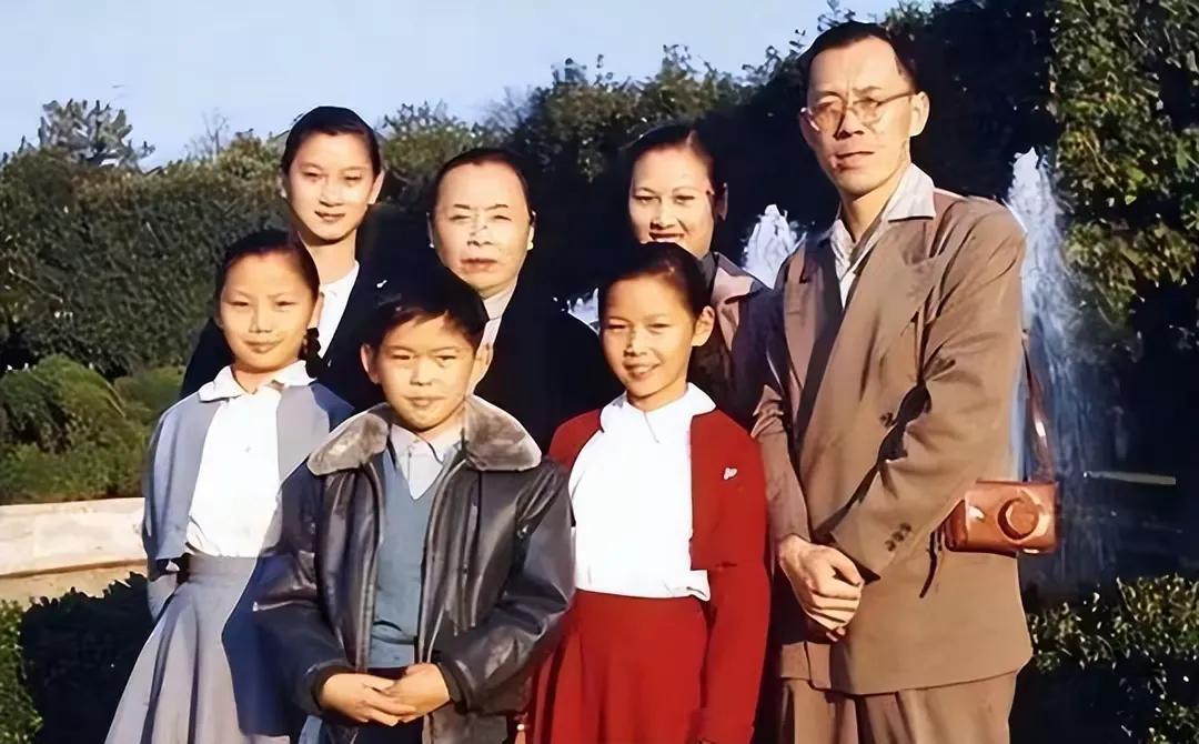 60年代，张幼仪全家福🧑‍🧑‍🧒的留影，照片有儿子徐积锴，儿媳张粹文，及4