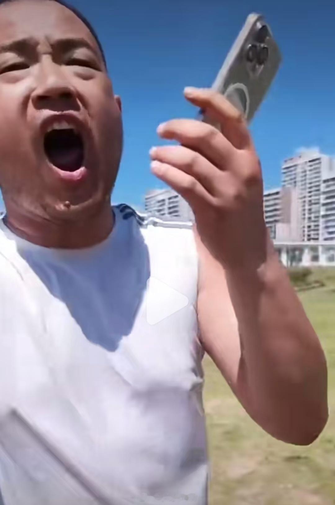 青岛海之恋公园，算是养狗人的好去处，碰见一条狗很正常，但是这种人形恶犬还是头一次