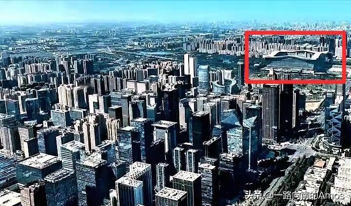 路过成都绕城南门段，就感到环球中心矗立在绕城边上，感觉这个环球中心有点异样。首先