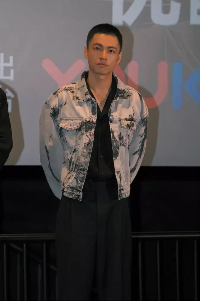 很硬朗的男人长相，现在的男艺人中能找到这么纯天然面相(这里指不化妆）的不多了。他