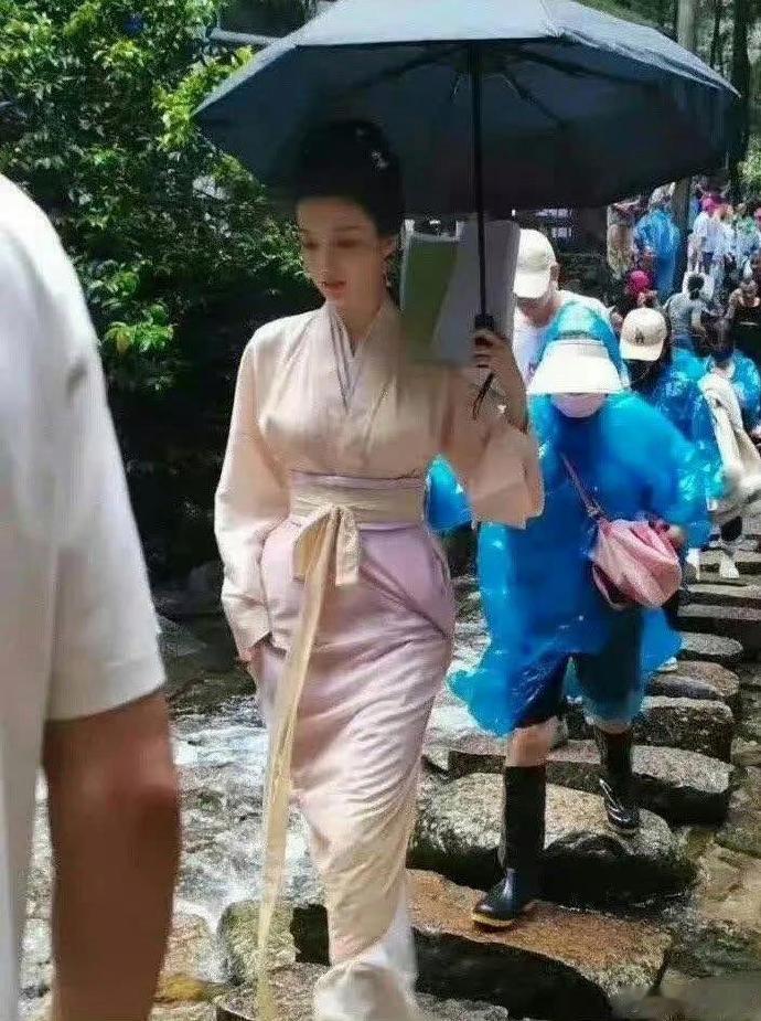 王楚然的身材是否属于梨形？ 