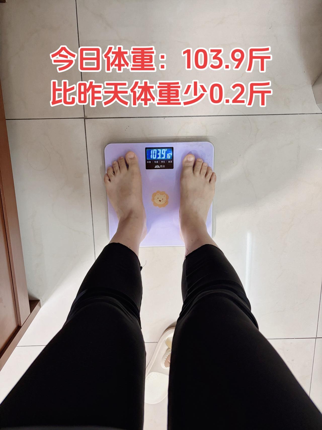 自律减脂健康餐，目标95斤，加油
今日减脂早餐：南瓜+土豆+鸡蛋+咖啡+小西瓜