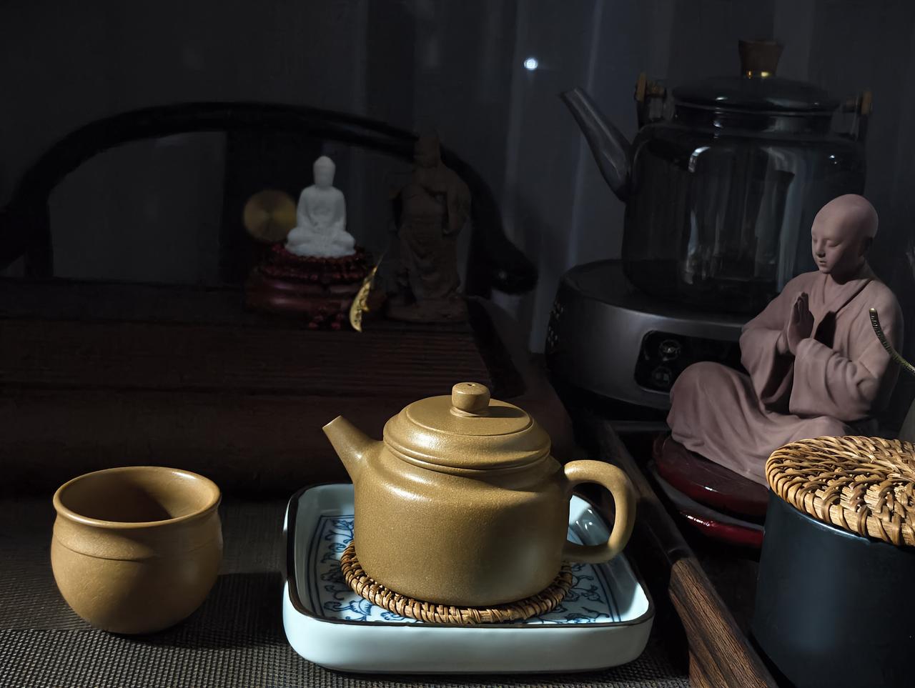 有人将底层看作“牛马”，甚至给他们一点点福利，都觉得他们是不劳而获。

其实，一
