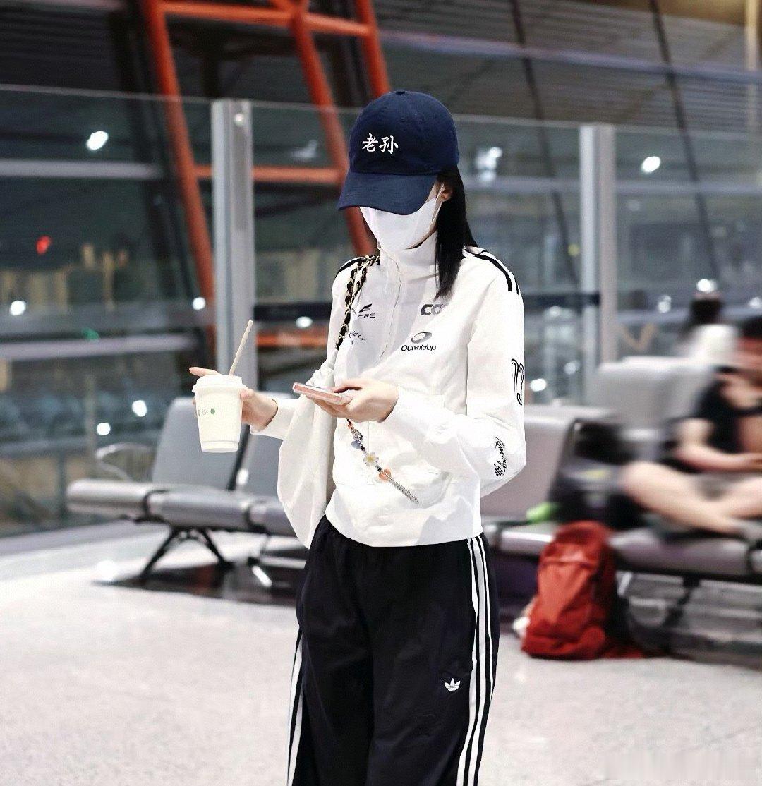 孙怡真把自己当老孙了不想睡的星期五 小老怡是真把自己当老孙，各色鸭舌帽印满“老孙