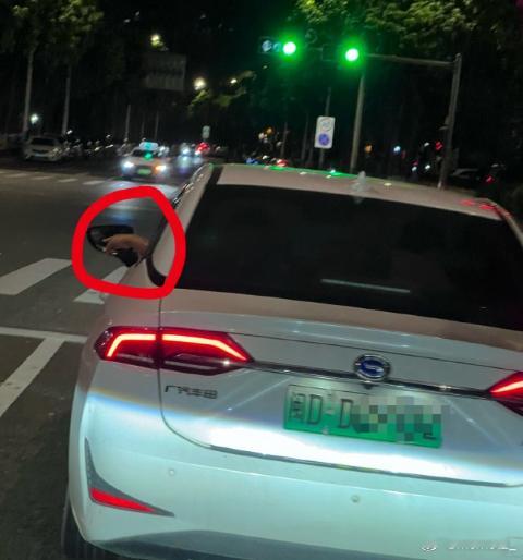 最讨厌的就是网约车司机抽烟了，捂着那个味道，也不开窗户散一下，来两下风琴脚，根本