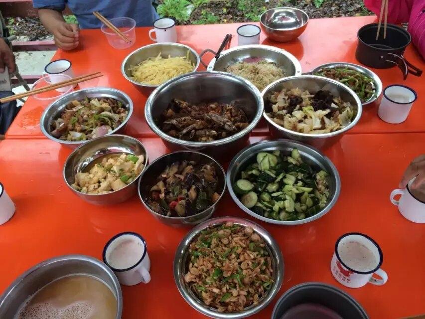 逊克，都知道东北是远古时期的火山爆发的年代，也有几百年前爆发的遗迹。
   朋友