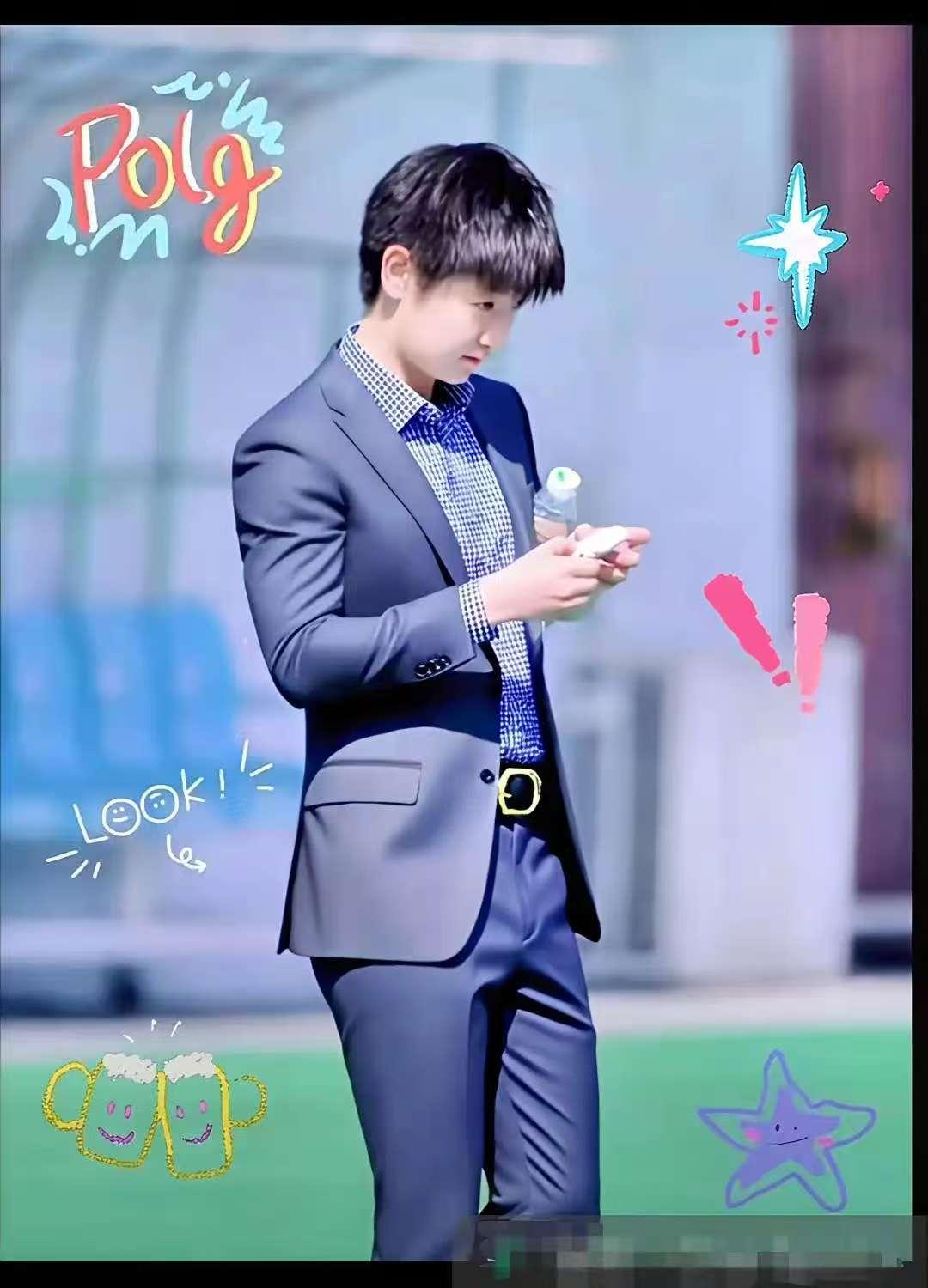 黄色莎
绿色莎
莎莎花开遍天涯
春天啦
开花吧
大街小巷都是她
你一朵
我一朵