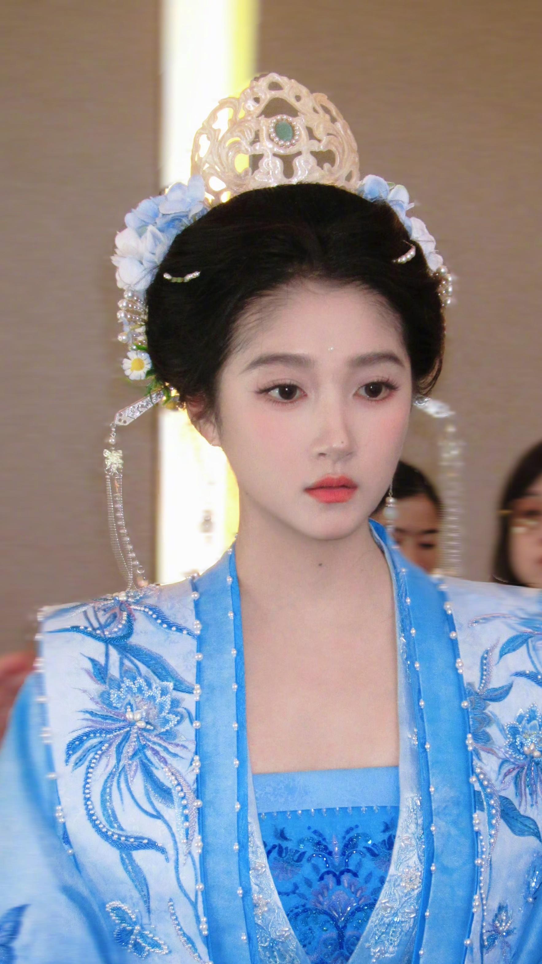 对关晓彤的古装印象还停留在《影》的青萍，后面好像没啥出圈的古装代表角色了……好看