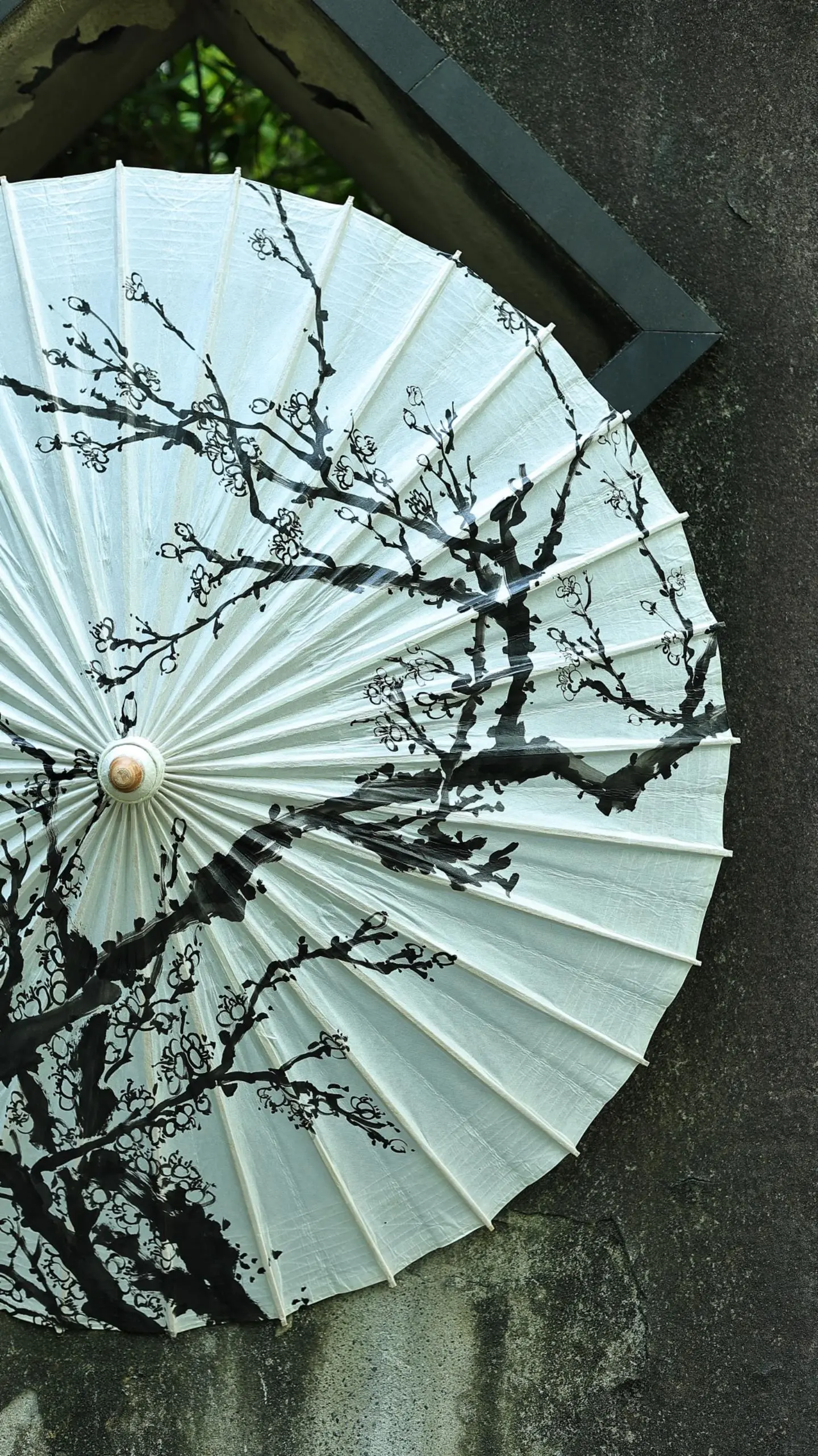 手绘梅花油纸伞。不经一番彻骨寒，哪来梅花扑鼻香。水墨风格梅花油纸伞，细...
