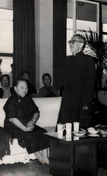 1937年，抗战爆发后，吴晗准备前往云南大学教书。

可是他实在太穷了，以至于连