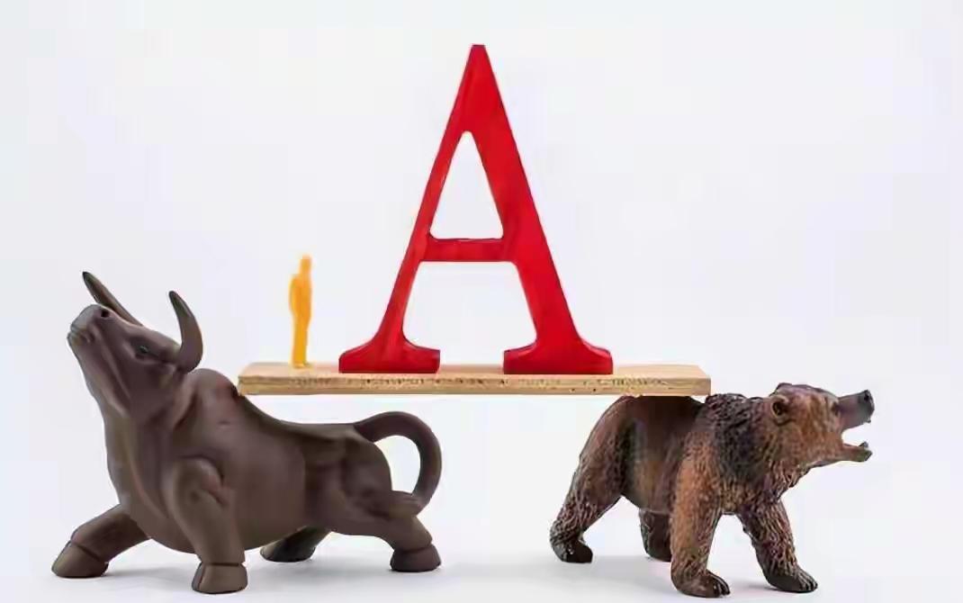 周五收盘后，小区楼下的股民老张蹲在石桌上划手机，屏幕里满屏的绿，他烟抽得凶，说“