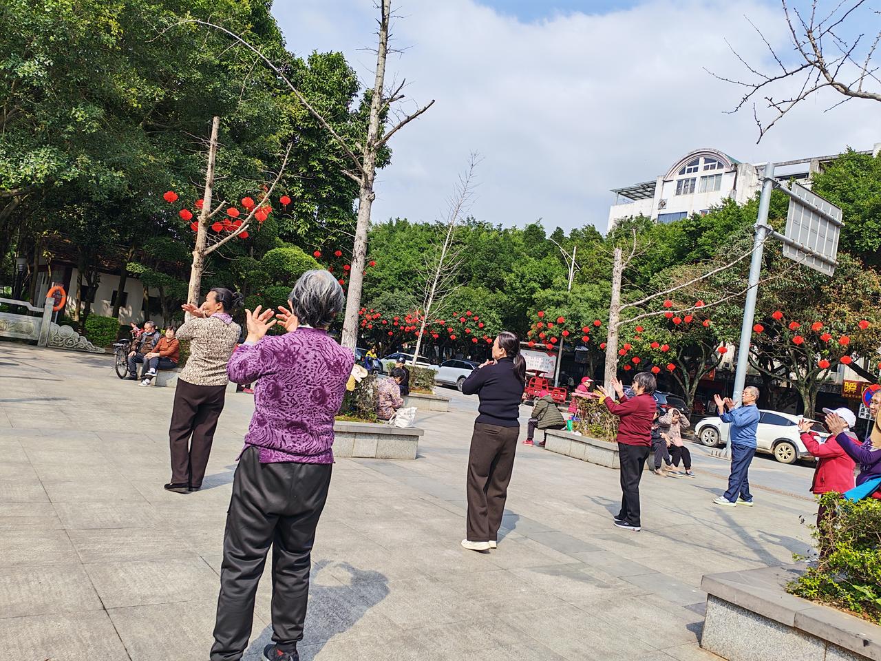 公园里的“青春”，藏在每一次抬手转身里✨
 
阳光正好，微风不燥。
看这些阿姨们