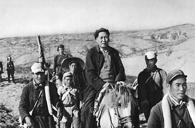 毛主席曾十几次面对死神的威胁：中共一大会场被抄、回乡遭敌通缉、韶山遇险、日军空袭