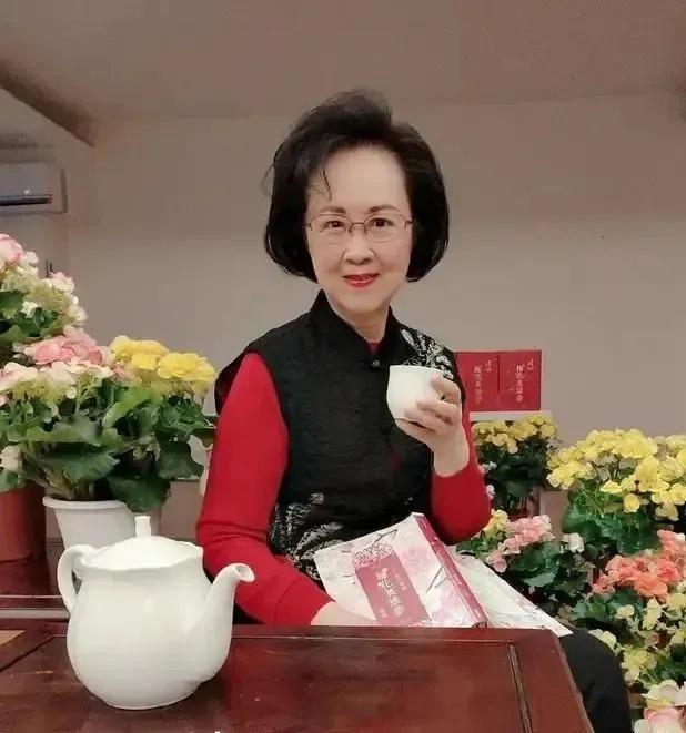 琼瑶去世前悼念亡夫 2024年12月4日，知名作家琼瑶在家中自杀，享年86岁。而