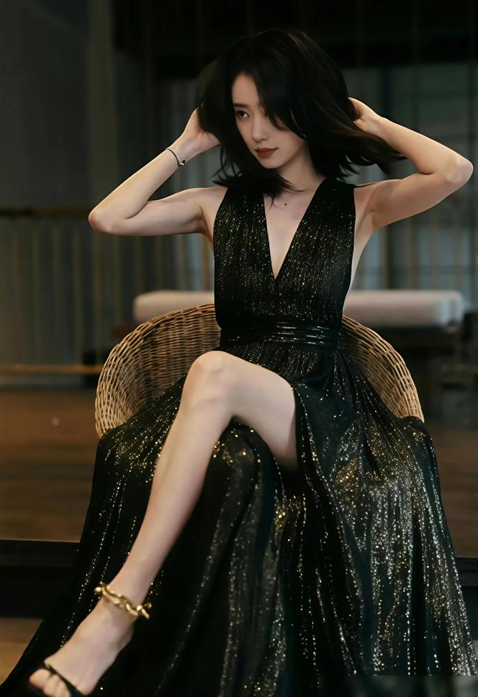 都以为张小斐离开贾玲要凉，可谁告诉你，她已经悄悄拿下了周星驰？
 
你以为她俩掰