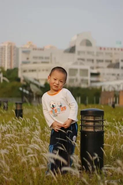 昨日，安安笑问鹏鹏为何外场总是次日出场，疑有玄机。鹏鹏妙答，解释外场行程深意。