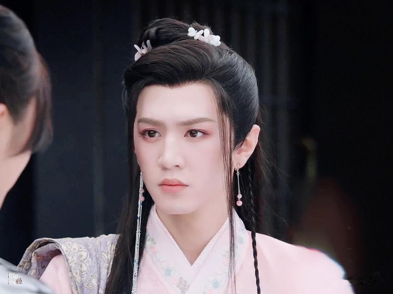 同样是“男明星们穿女装”，居然比真正的女人们还美，侯明昊，陆毅的侧脸真不是一般人