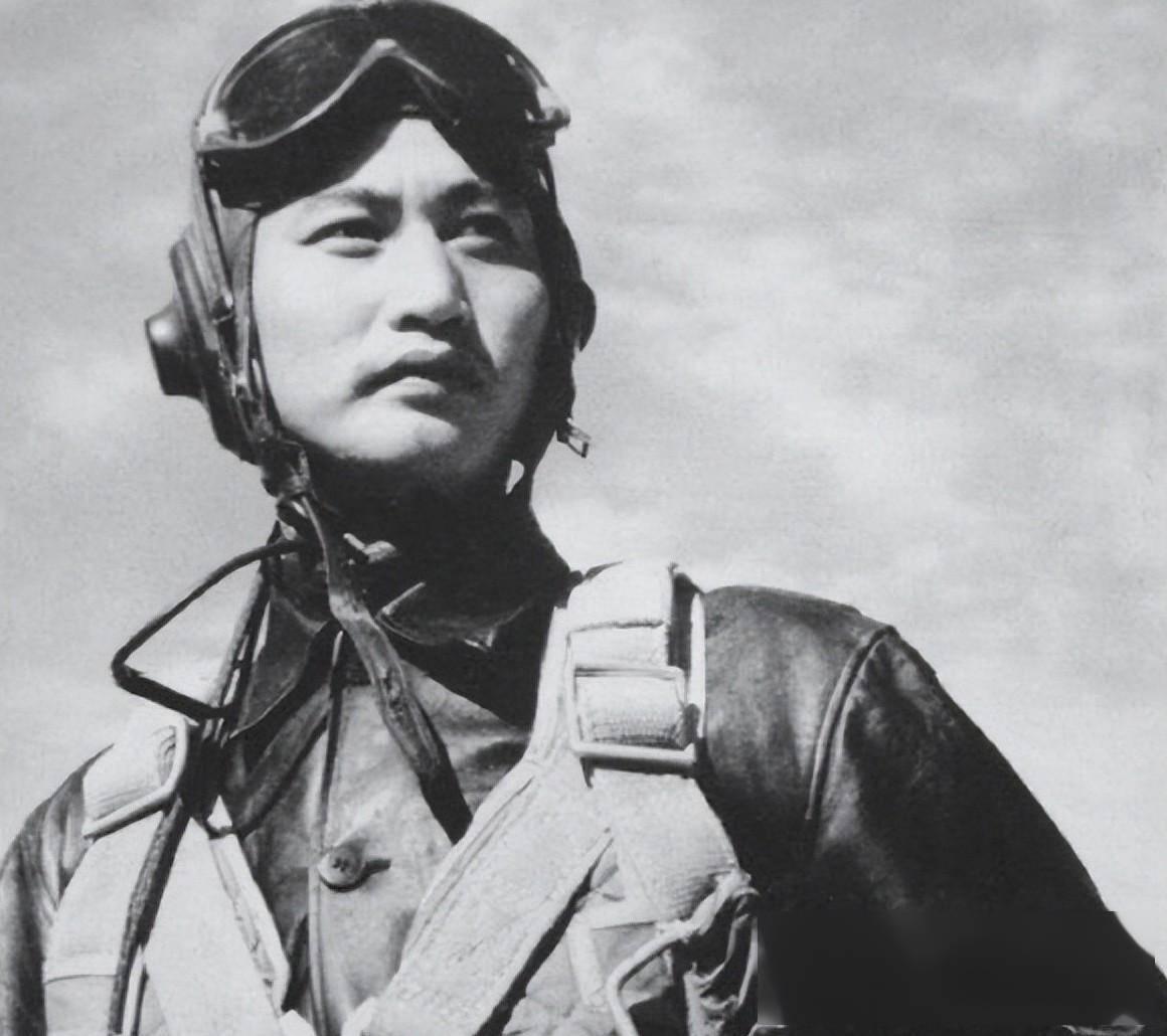 1951年，志愿军飞行员刘玉堤在返航途中，无意间发现，自己身下竟有一群黑压压的敌