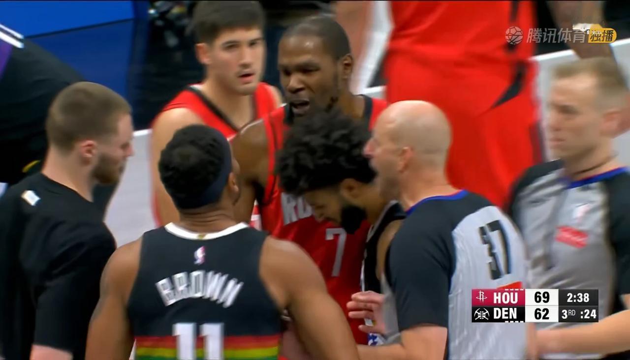 非常罕见！布朗把老实人杜兰特给惹怒了！

掘金球员布朗在比赛中用言语激怒了杜兰特