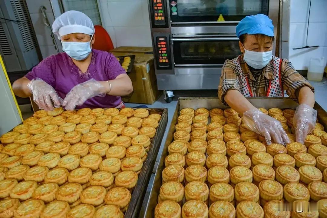 40多岁再就业太难了!
我同学两口子都从农村来城里找工作，俩人都是中专学历，最后