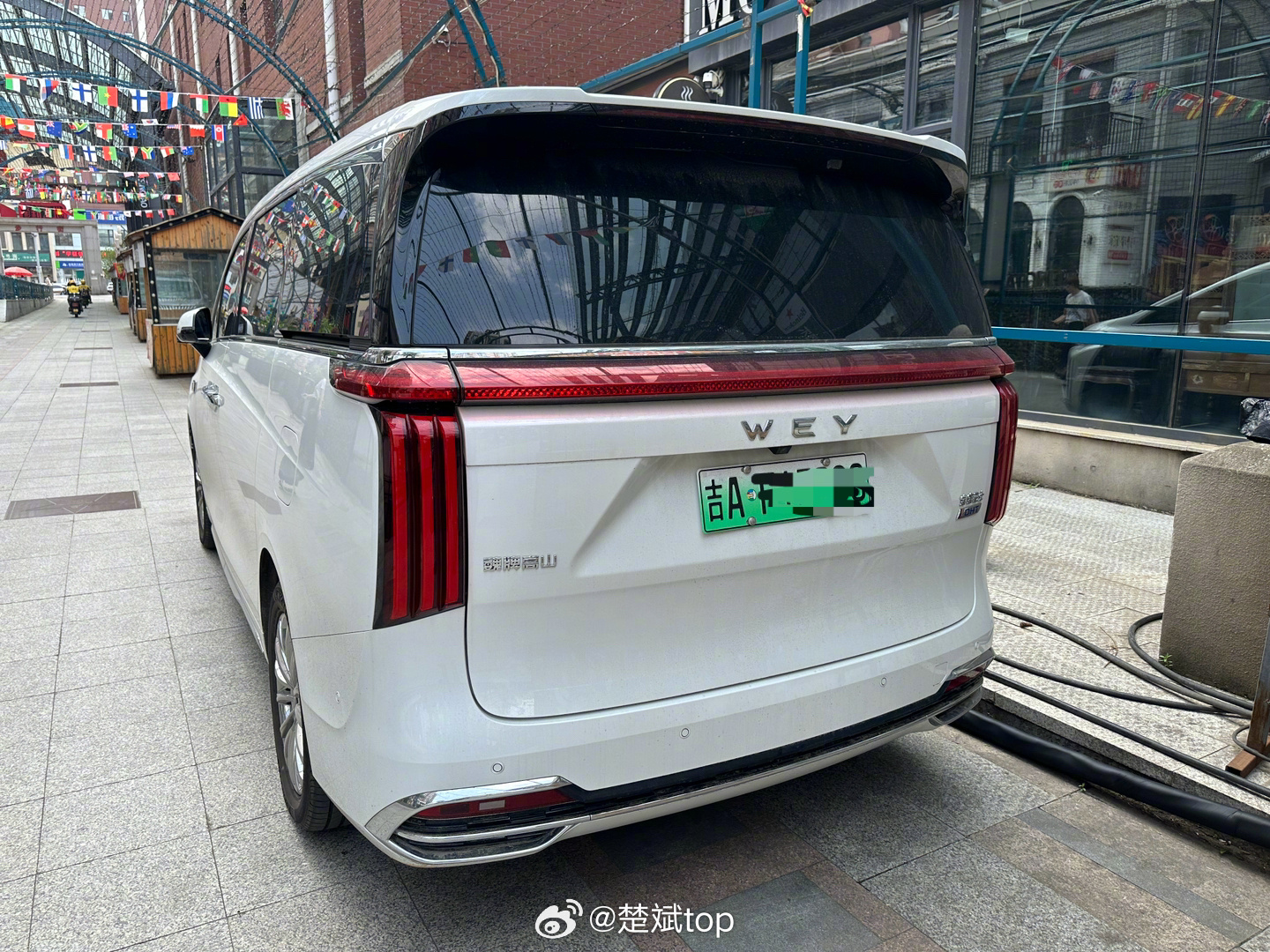 宝宝巴士这个名字很合适，前两天带着儿子去车展，他安妹就说理想MEGA像个公交车，