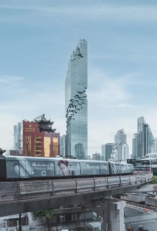 不难看出，泰国在建铁路安全方面还是不够重视。希望经过这事后，多重视一点吧。
不然