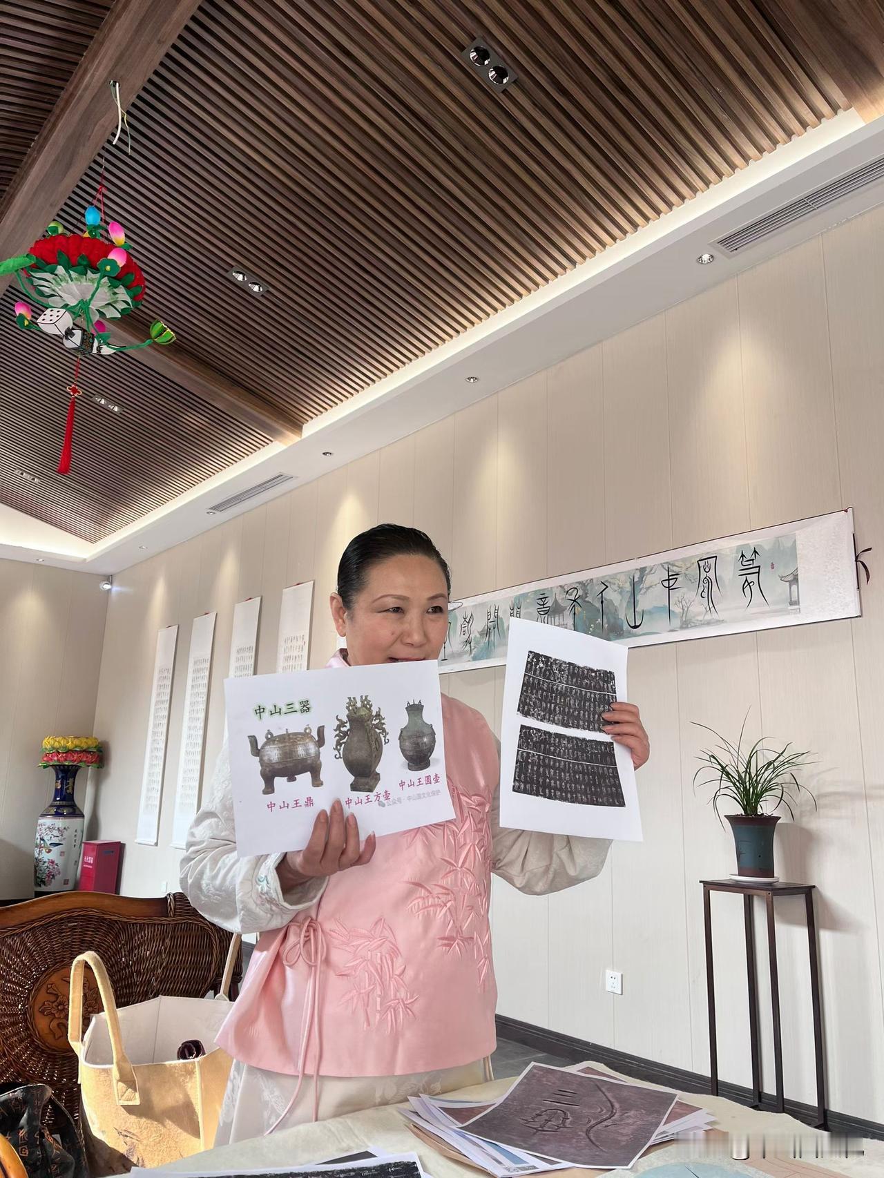 三八佳节，春光正好。
中央司法警官学院的学子们放弃假日休闲，走进南北非遗博物馆，