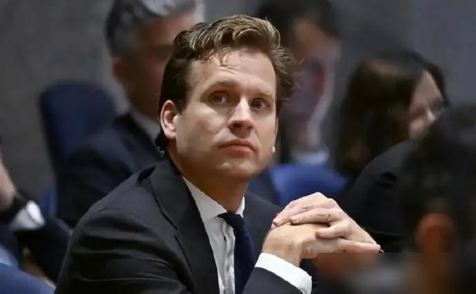 荷兰籍欧洲议会议员德克·戈延克发推特，将策划掠夺安世半导体的荷兰经济大臣卡雷曼斯