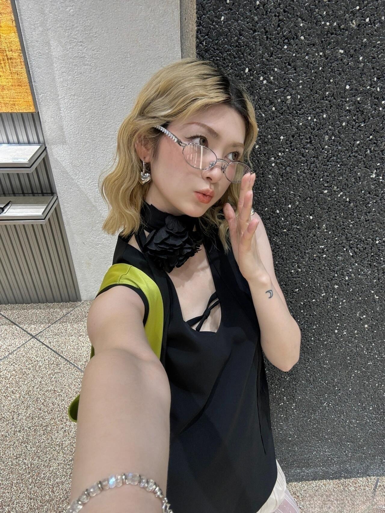 这套是“暗黑甜酷风”穿搭，设计感和冲突感拉满，很有小众风格：
 
- 单品选了黑