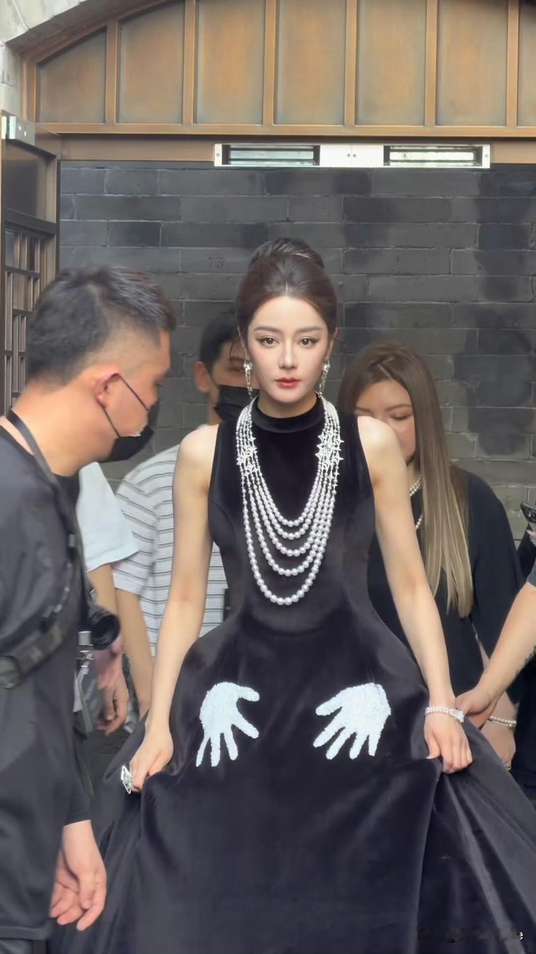 7月30日，迪丽热巴今天的礼服，好有趣！
高盘发，叠戴珍珠项链，无袖黑丝绒礼服，