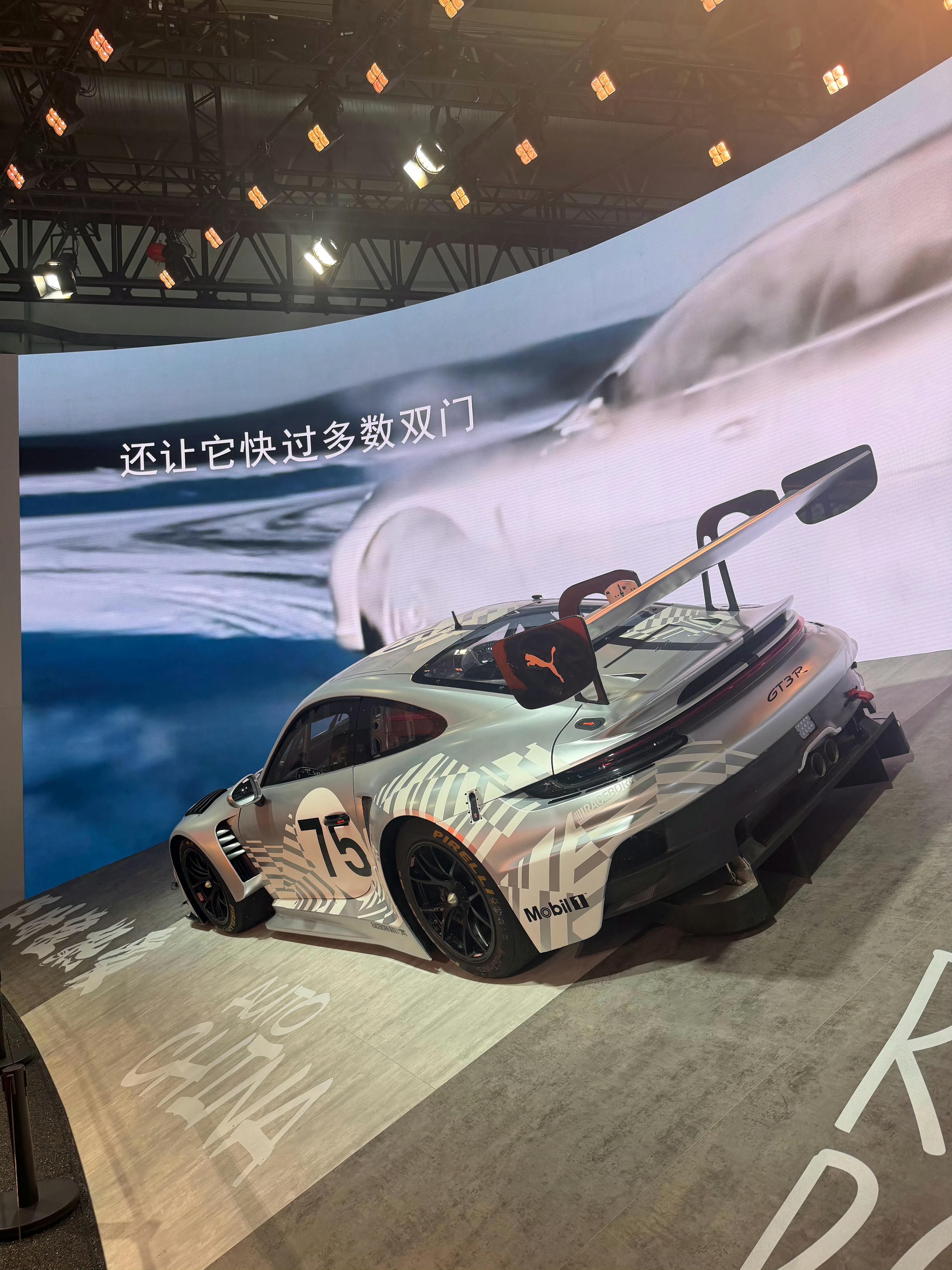 保时捷：我们不仅打造四门跑车，还让它快过多数双门小米：英雄所见略同。