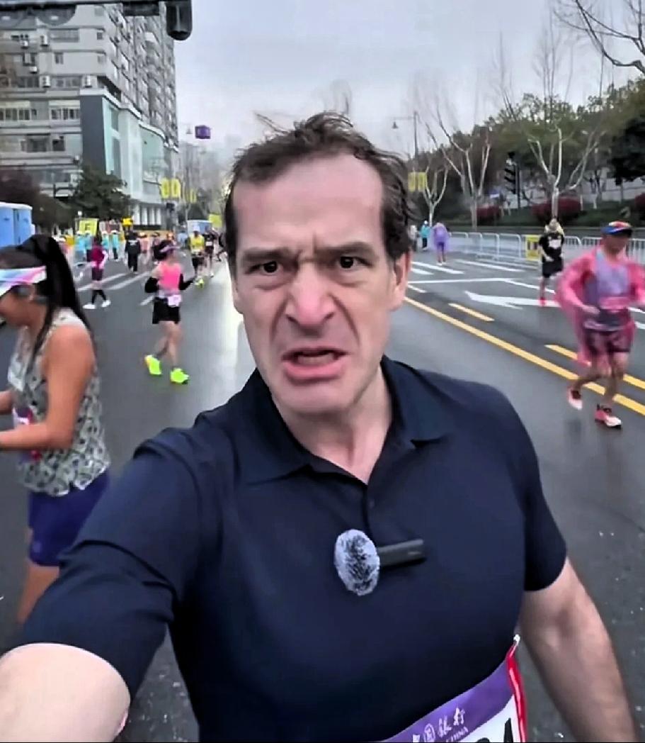 老外唱国歌，泪目太戳心！
异国歌声，暖了武汉清晨！
武汉马拉松，一位外国人，脱下