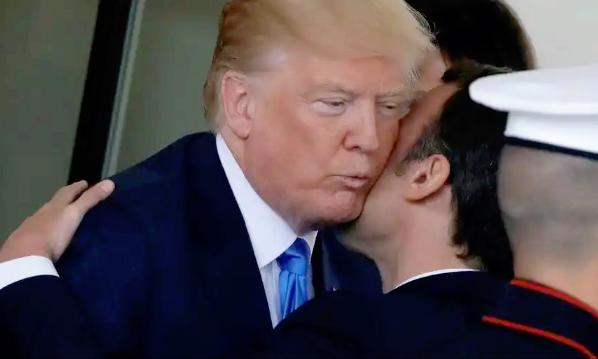 这已经不是特朗普第一次找欧洲麻烦了，他直接用“关税大棒”逼着马克龙给药品涨价，这