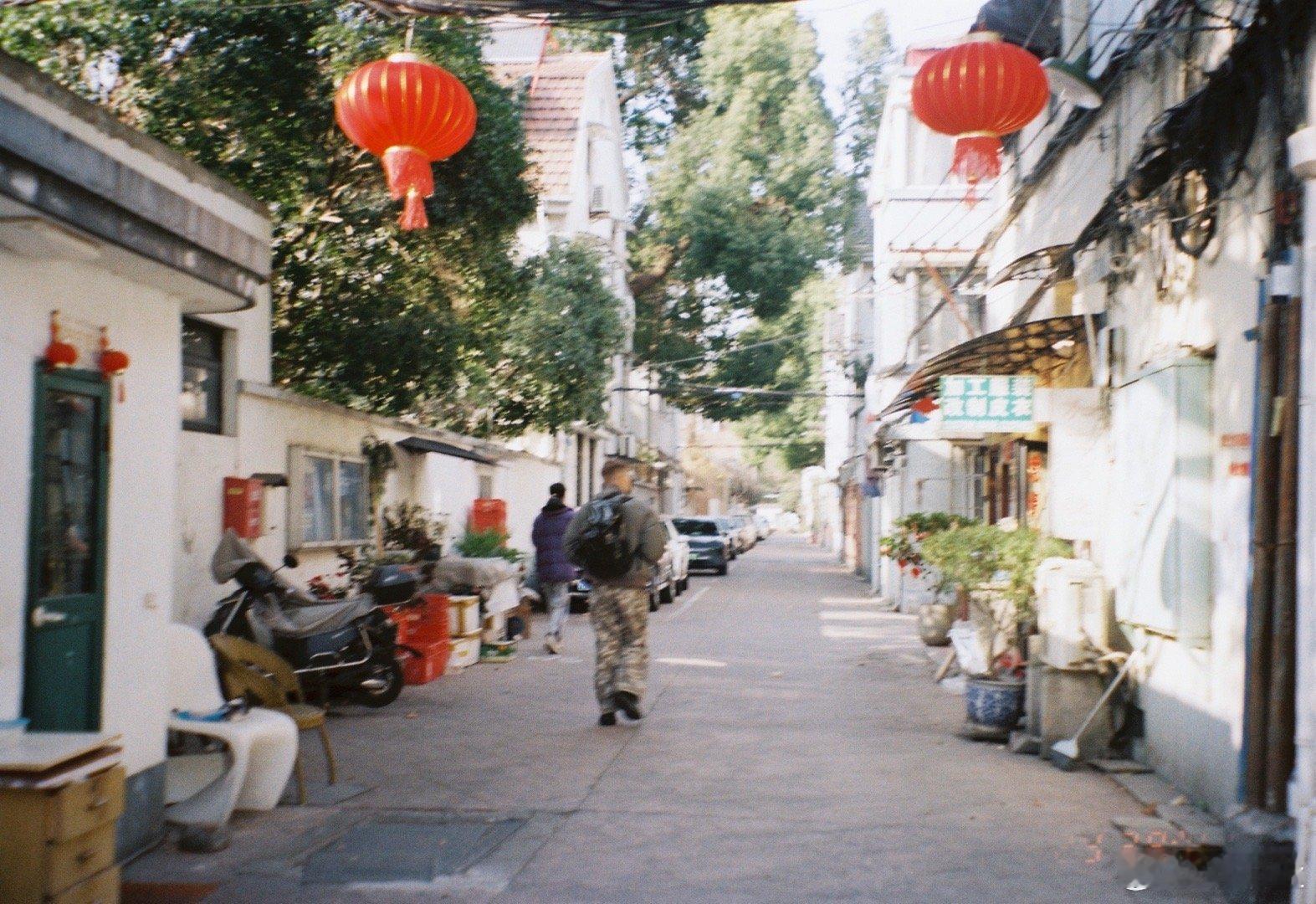 胶片相机总带着迟疑的震颤，容得下快门按下前多一瞬的凝视。等待冲洗的日子像窖藏米酒