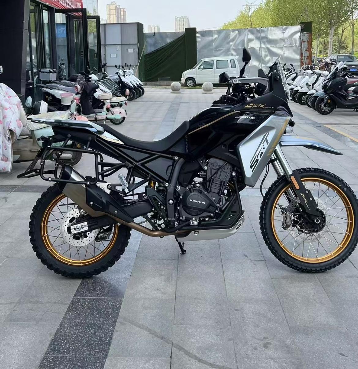 张雪做450Rally这步棋，我觉得是在树立品牌的"技术硬核"形象。820RR证
