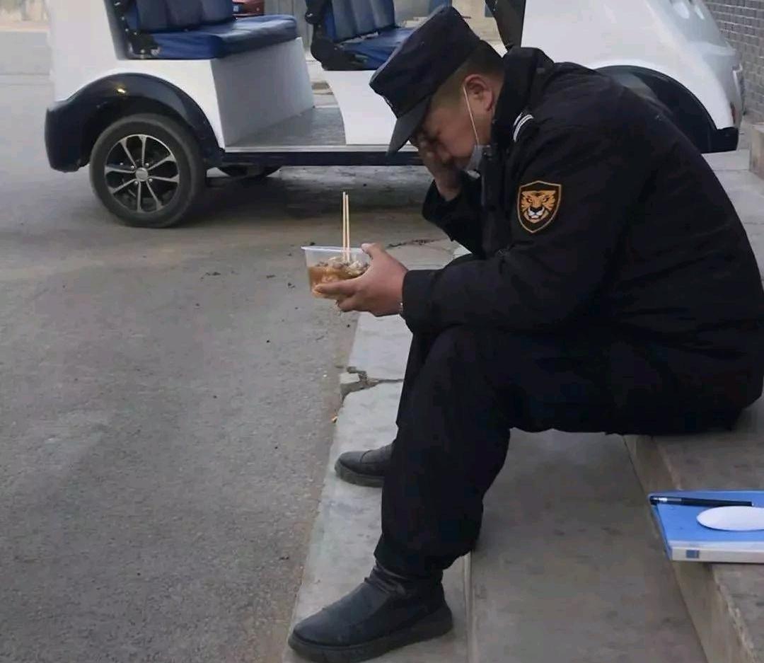 别看不起保安，有多少人经常下意识带着有色眼镜看待保安？觉得保安只是混日子，看看大