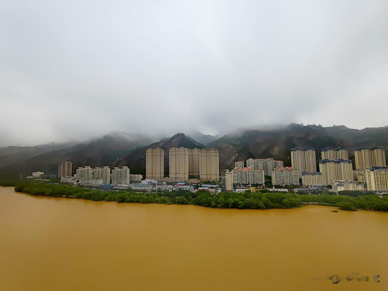 手机摄影 西部摄影 今天这场绵柔的雨，终于让兰州卸下了平日的燥热，整座城浸润在缥
