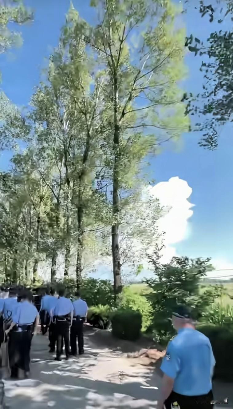 遇事一定要沉着冷静不要上头，更不要与人发生争执。
所有的矛盾一定会有一种除了吵架